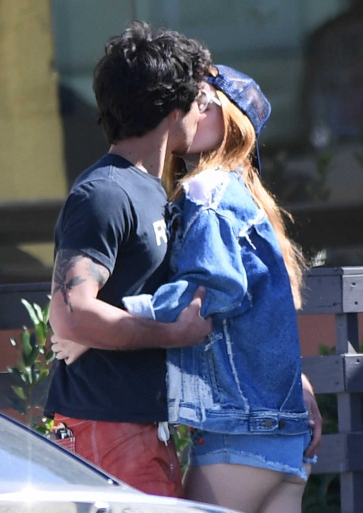Bella Thorne Was Seen Out in Los Angeles-5