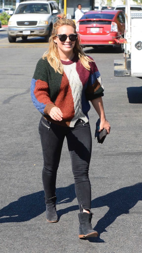 Hilary Duff Was Spotted at Farmers Market in Los Angeles-2