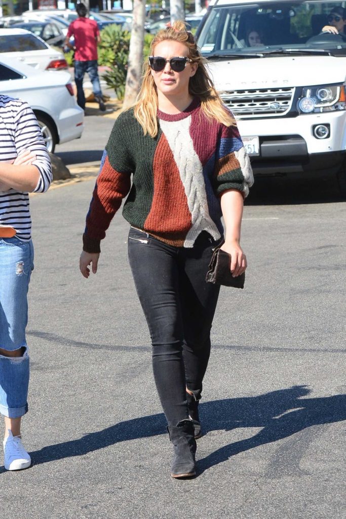 Hilary Duff Was Spotted at Farmers Market in Los Angeles-3