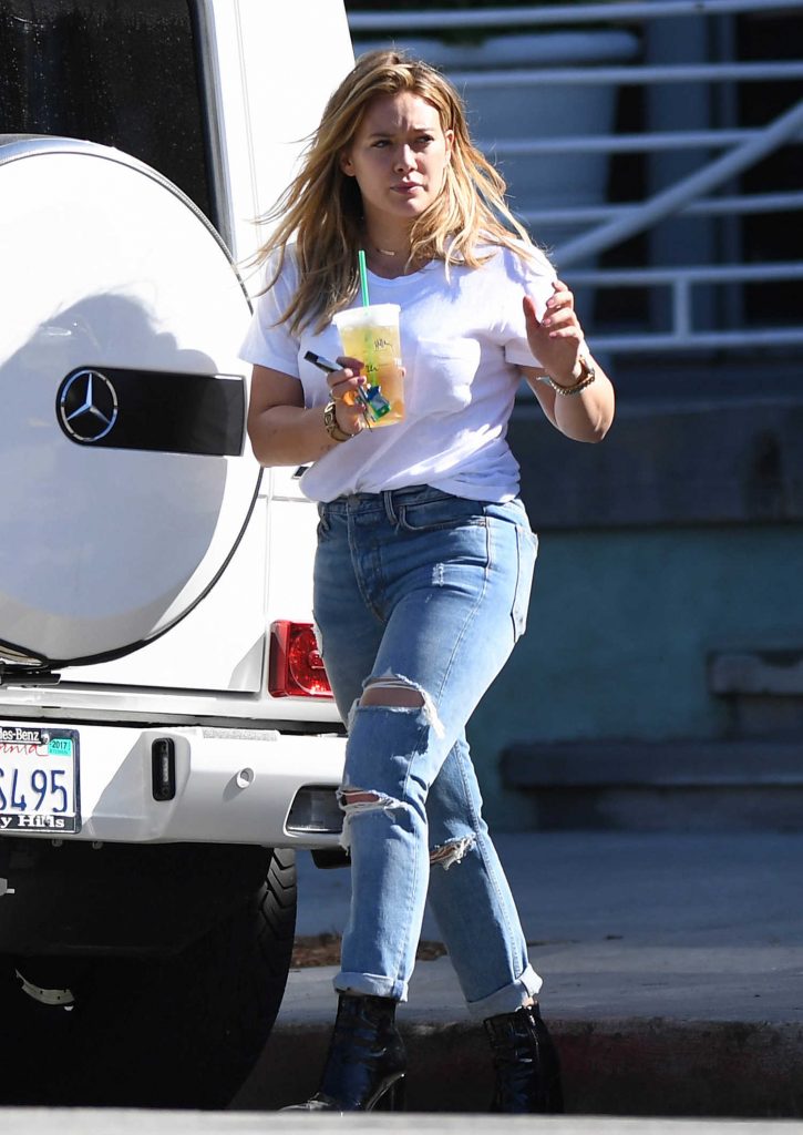 Hillary Duff Grabs an Iced-Tea From Starbucks in Studio City-2