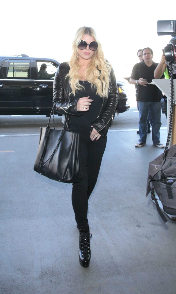 Jessica Simpson Arrives at JFK Airport in NYC With Her Husband Eric Johnson-4