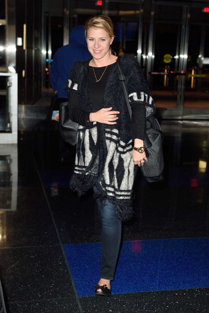 Jodie Sweetin Arrives at JFK Airport in New York-1