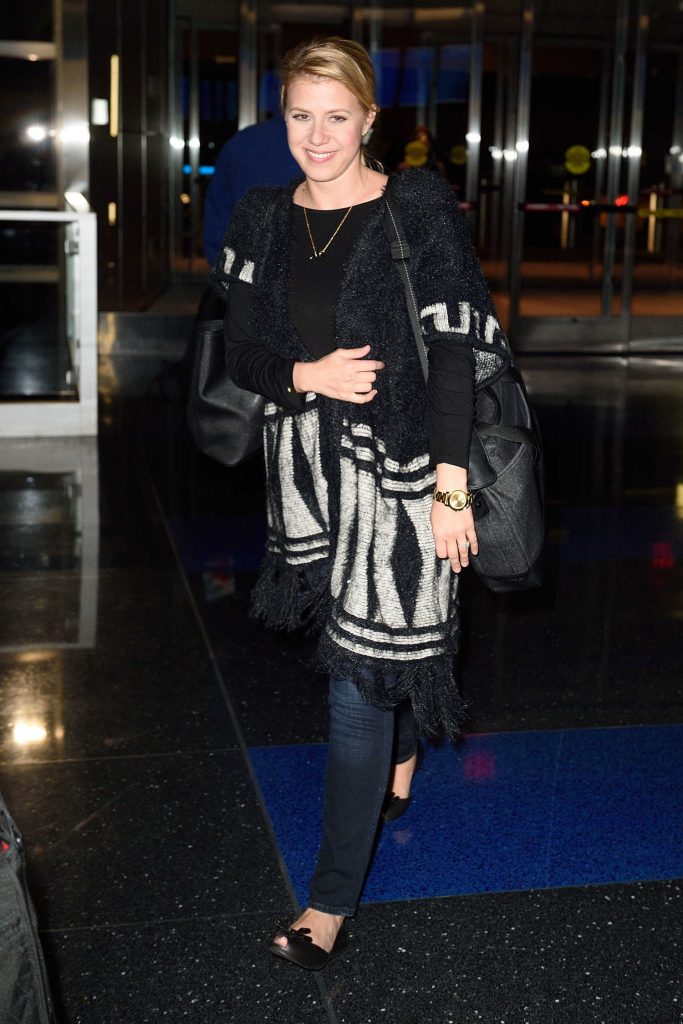 Jodie Sweetin Arrives at JFK Airport in New York-2