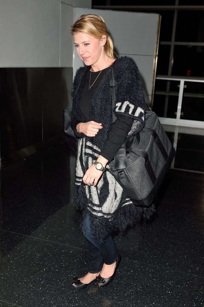 Jodie Sweetin Arrives at JFK Airport in New York-3