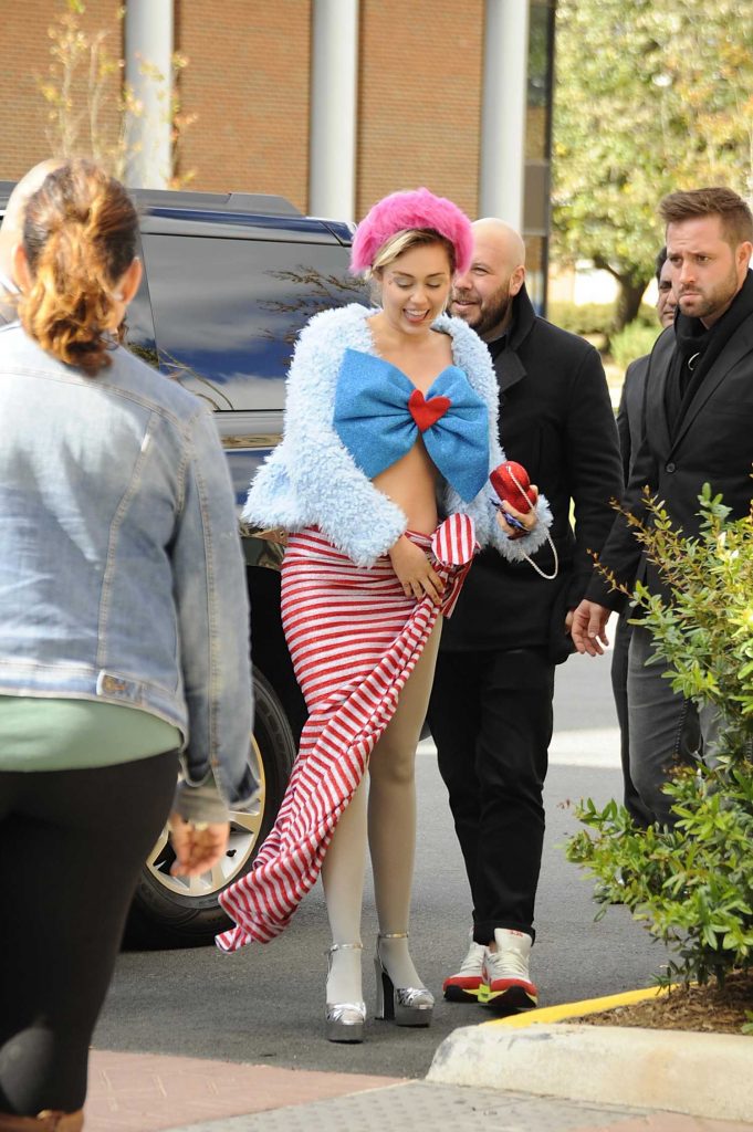 Miley Cyrus Campaigns for Hillary Clinton in Fairfax-1