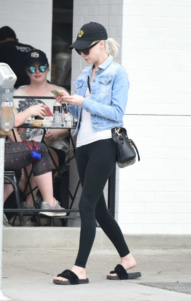 Alessandra Torresani Goes Out to Lunch With a Friend in Los Angeles-1
