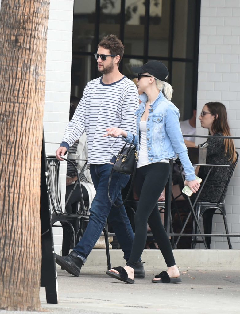 Alessandra Torresani Goes Out to Lunch With a Friend in Los Angeles-3