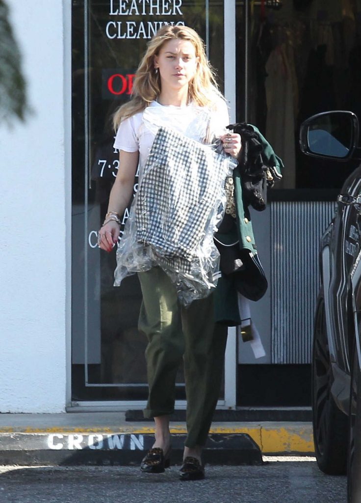 Amber Heard Picks up Some Clothes at a Dry Cleaners in Los Angeles-3