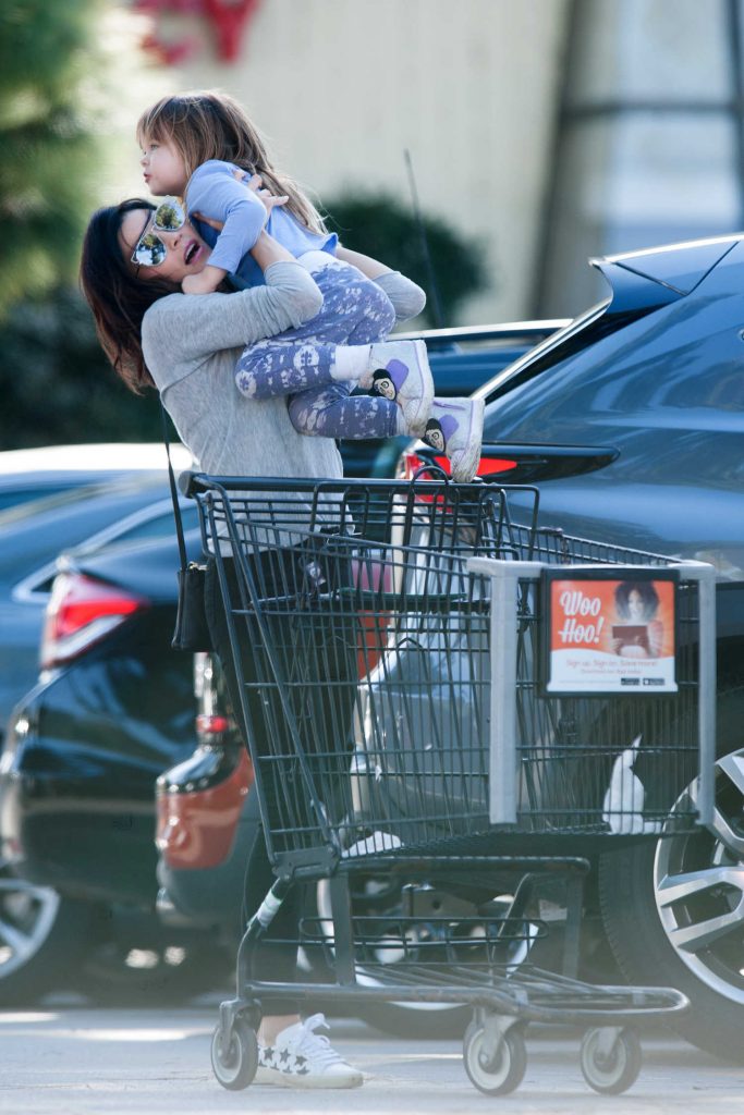 Jenna Dewan Shops for Flowers in LA-3