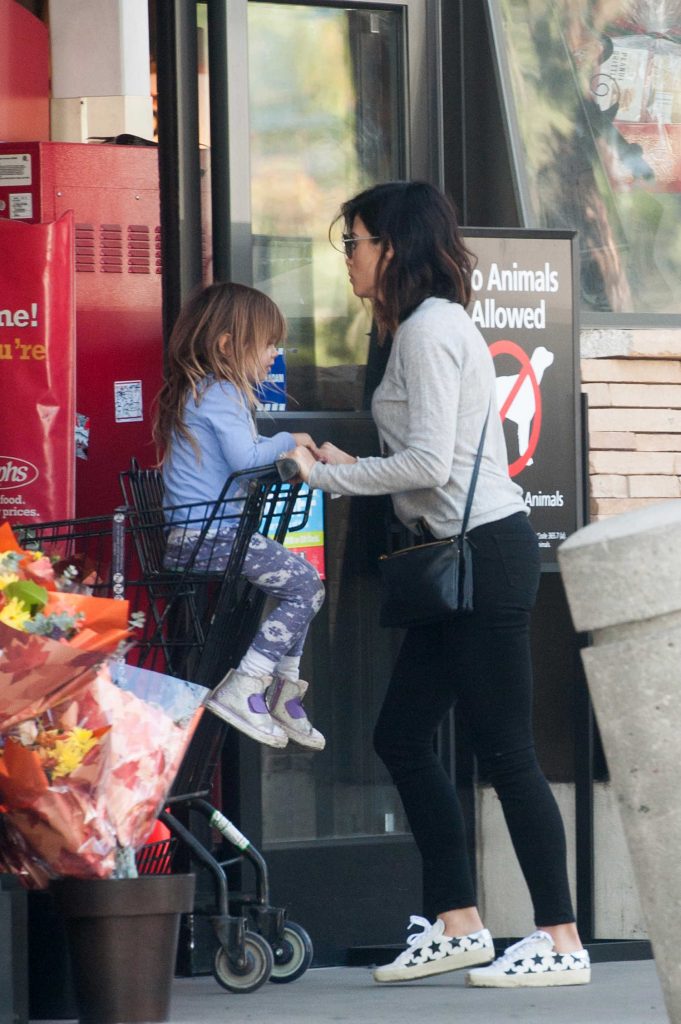 Jenna Dewan Shops for Flowers in LA-5