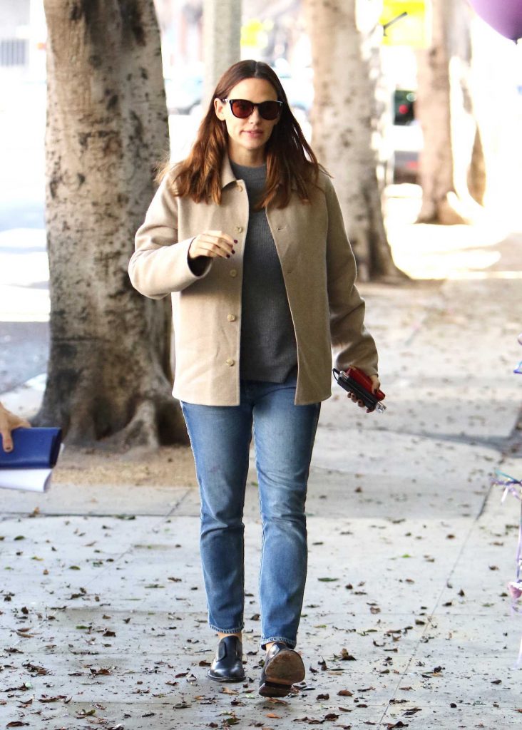 Jennifer Garner Goes Shopping in Brentwood-1