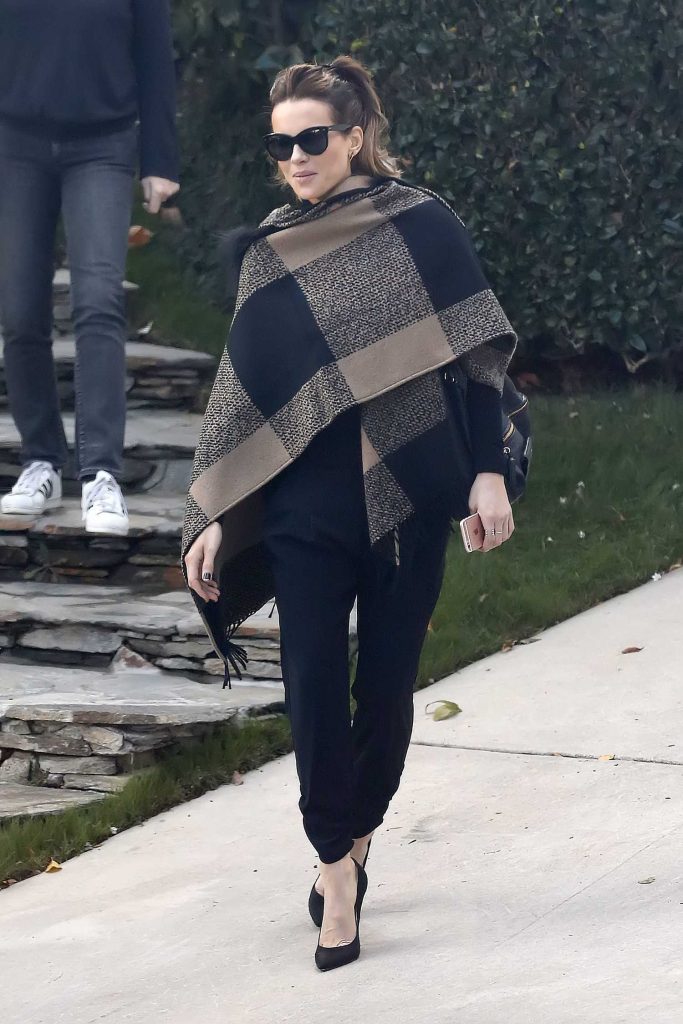 Kate Beckinsale Leaves her House in Los Angeles-2