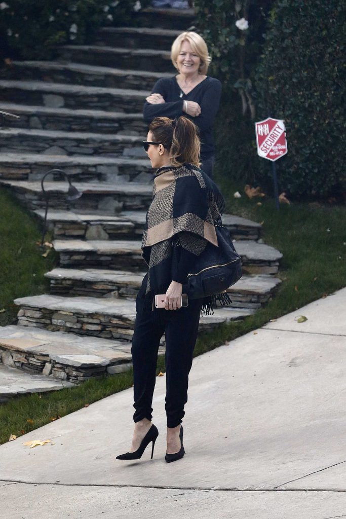 Kate Beckinsale Leaves her House in Los Angeles-3