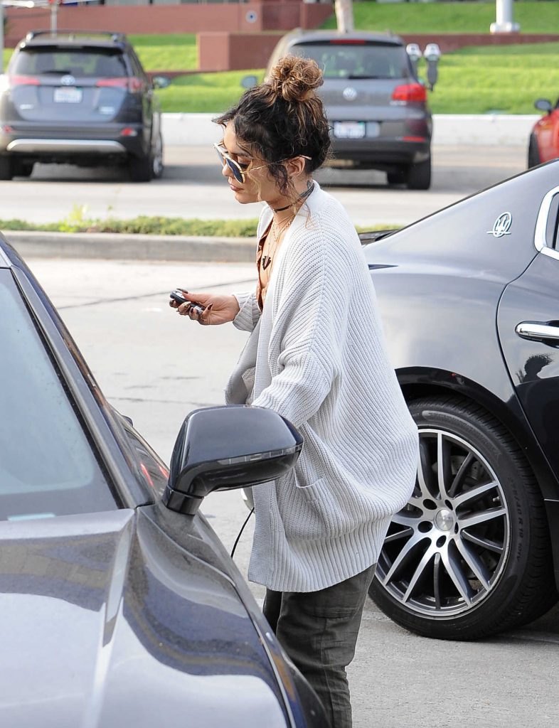 Vanessa Hudgens Was Seen Out in Los Angeles-2