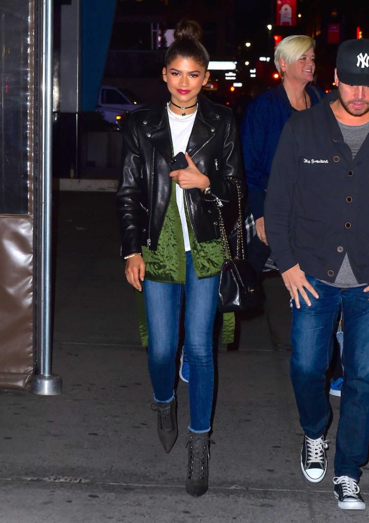 Zendaya Takes Her Mom to a NY Knicks in New York-2