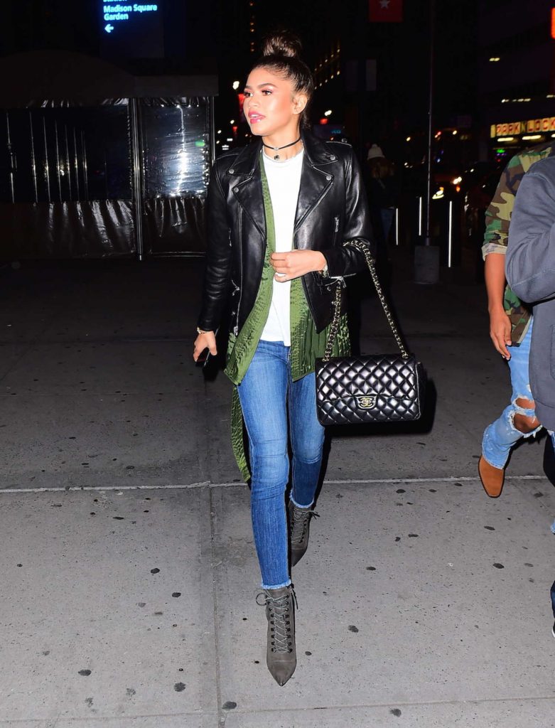 Zendaya Takes Her Mom to a NY Knicks in New York-4