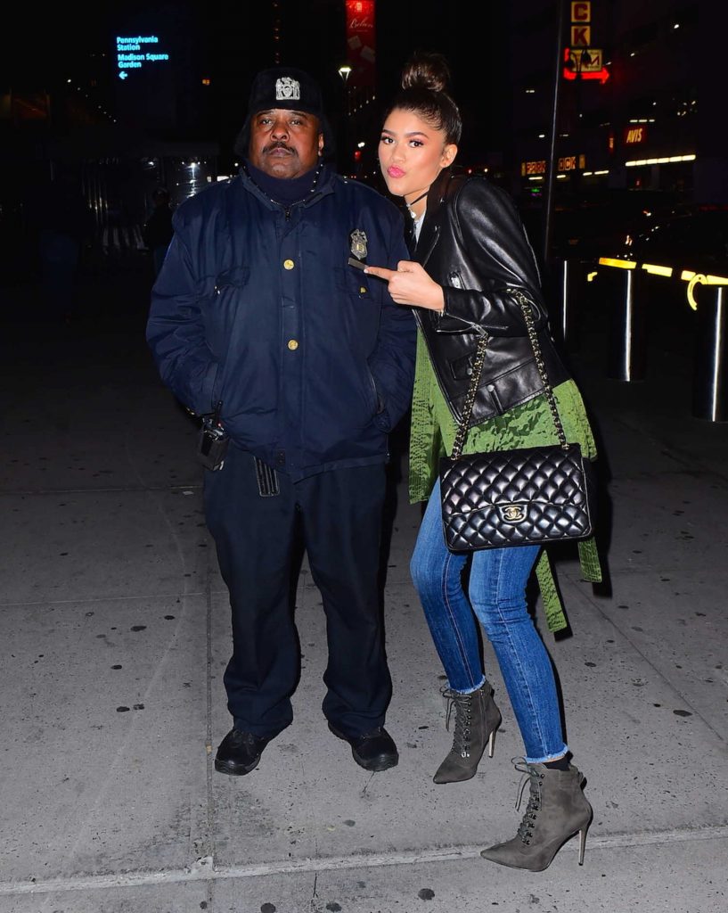 Zendaya Takes Her Mom to a NY Knicks in New York-5