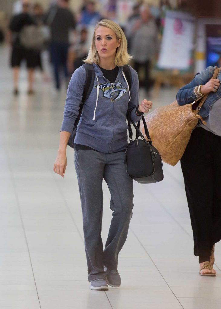 Carrie Underwood Was Seen at Adelaide Airport in Australia-4