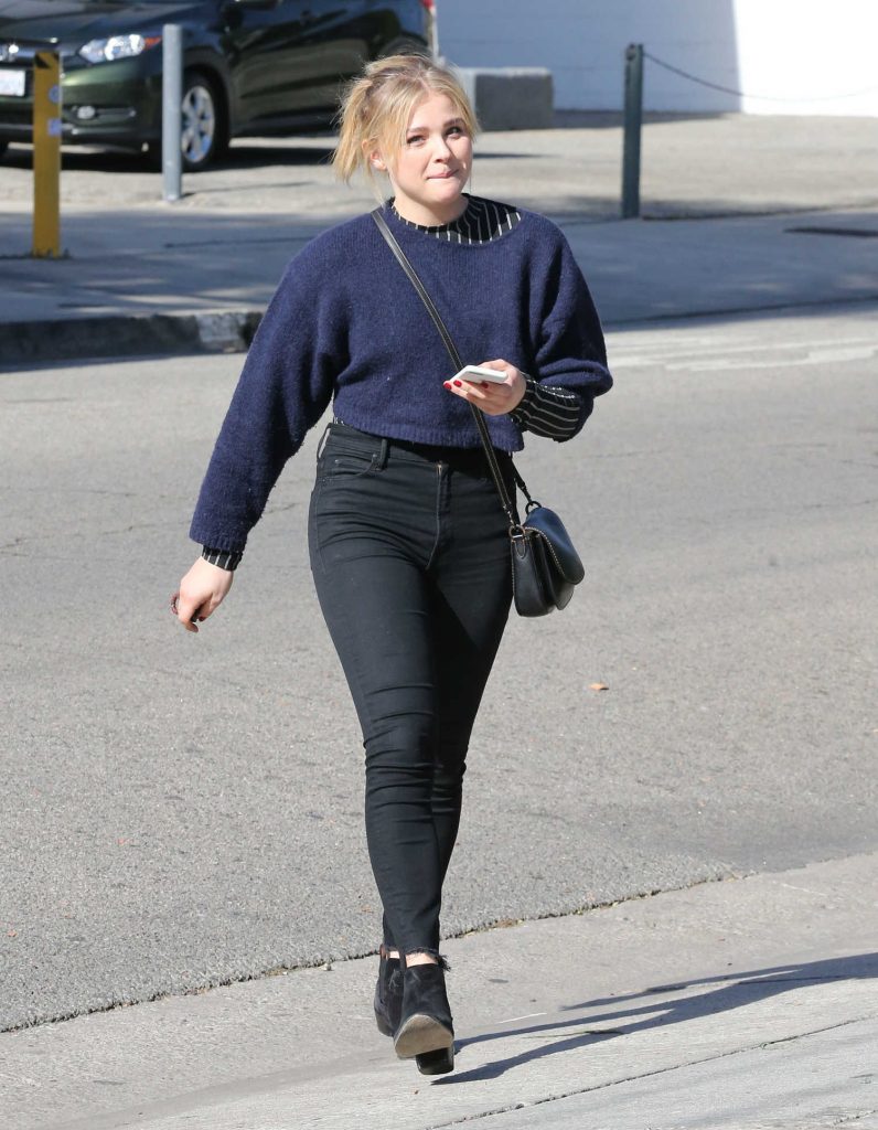 Chloe Moretz Stops by a Hair Salon in Hollywood-2
