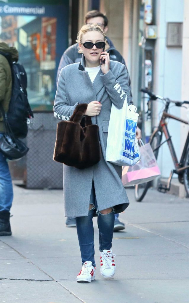 Dakota Fanning Was Spotted in Soho in Sunglasses-2