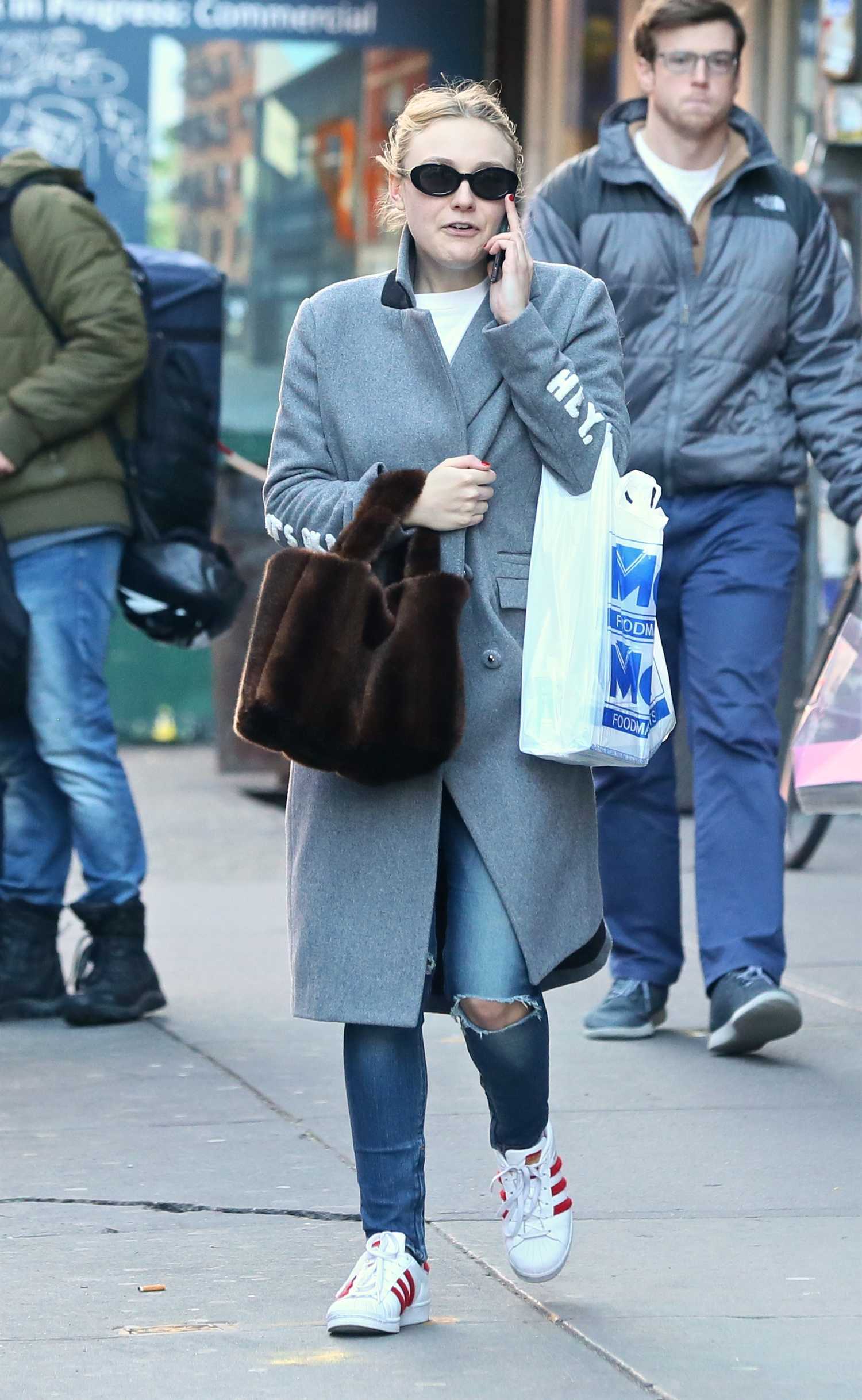 Dakota Fanning Was Spotted in Soho in Sunglasses – Celeb Donut