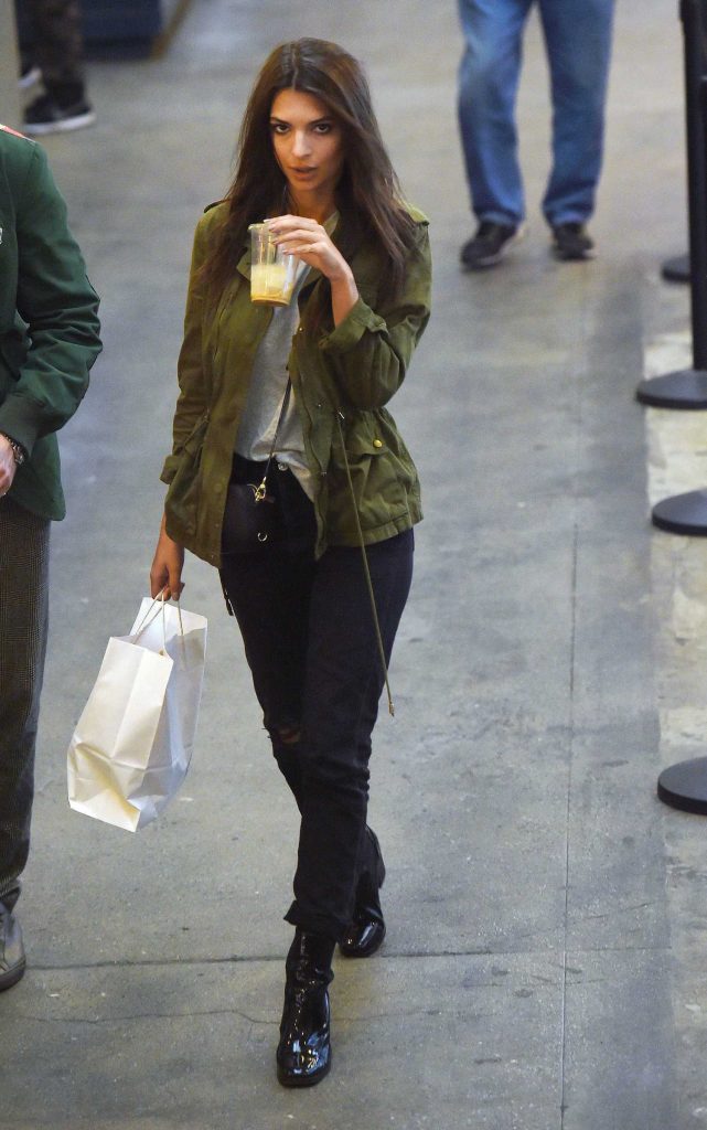 Emily Ratajkowski Enjoys Lunch at Grand Central Market in Los Angeles-4