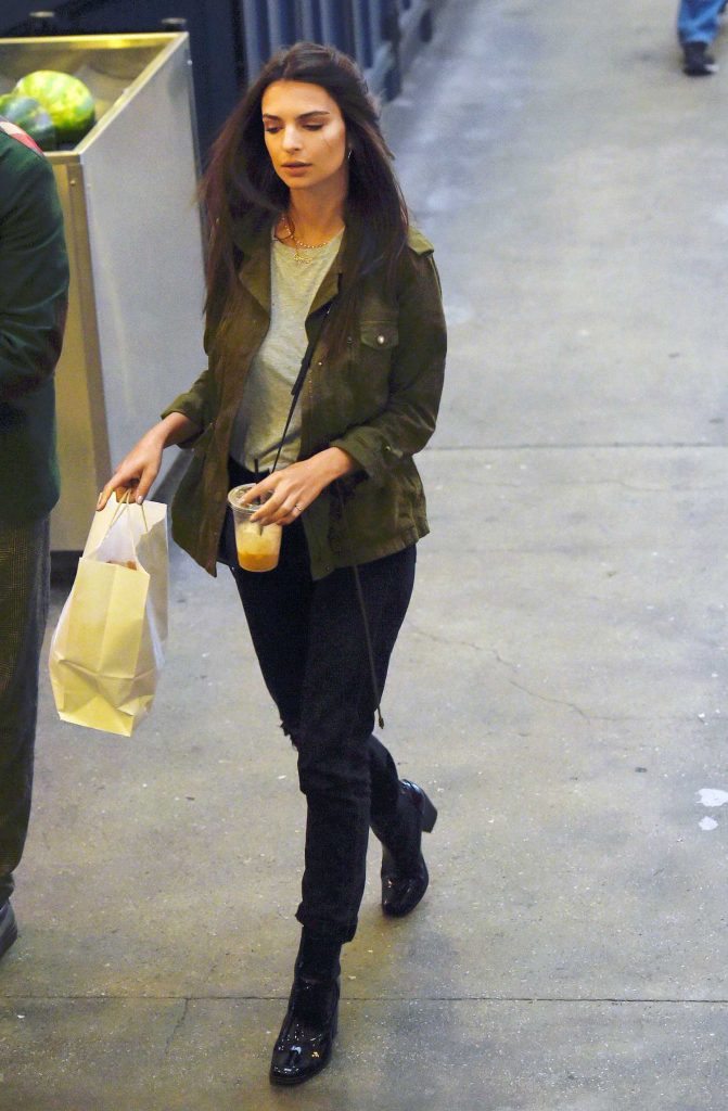 Emily Ratajkowski Enjoys Lunch at Grand Central Market in Los Angeles-5