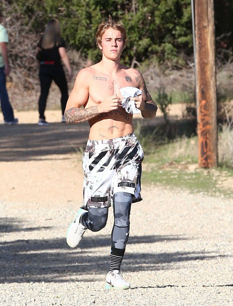 Justin Bieber Goes Jogging Shirtless in Hollywood-1