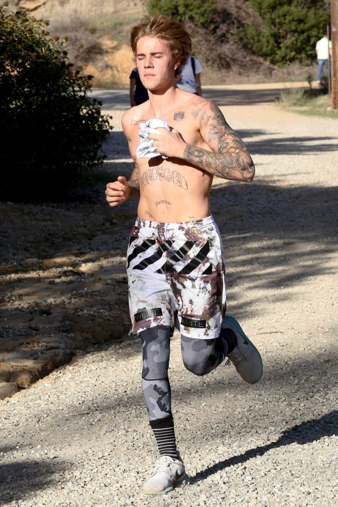 Justin Bieber Goes Jogging Shirtless in Hollywood-2