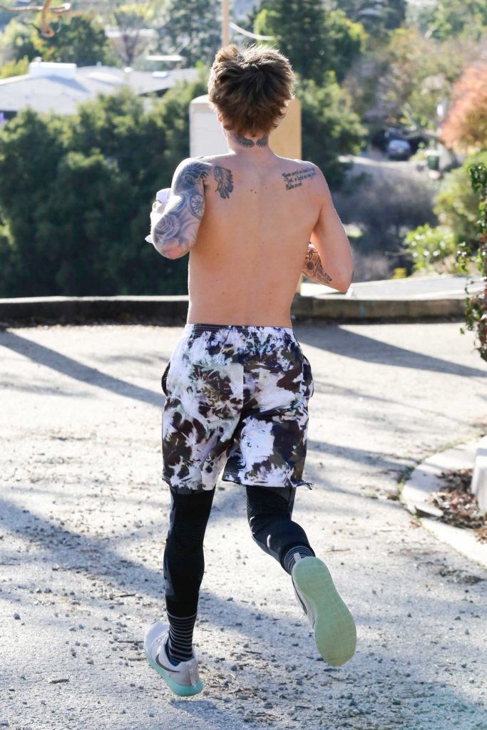 Justin Bieber Goes Jogging Shirtless in Hollywood-3