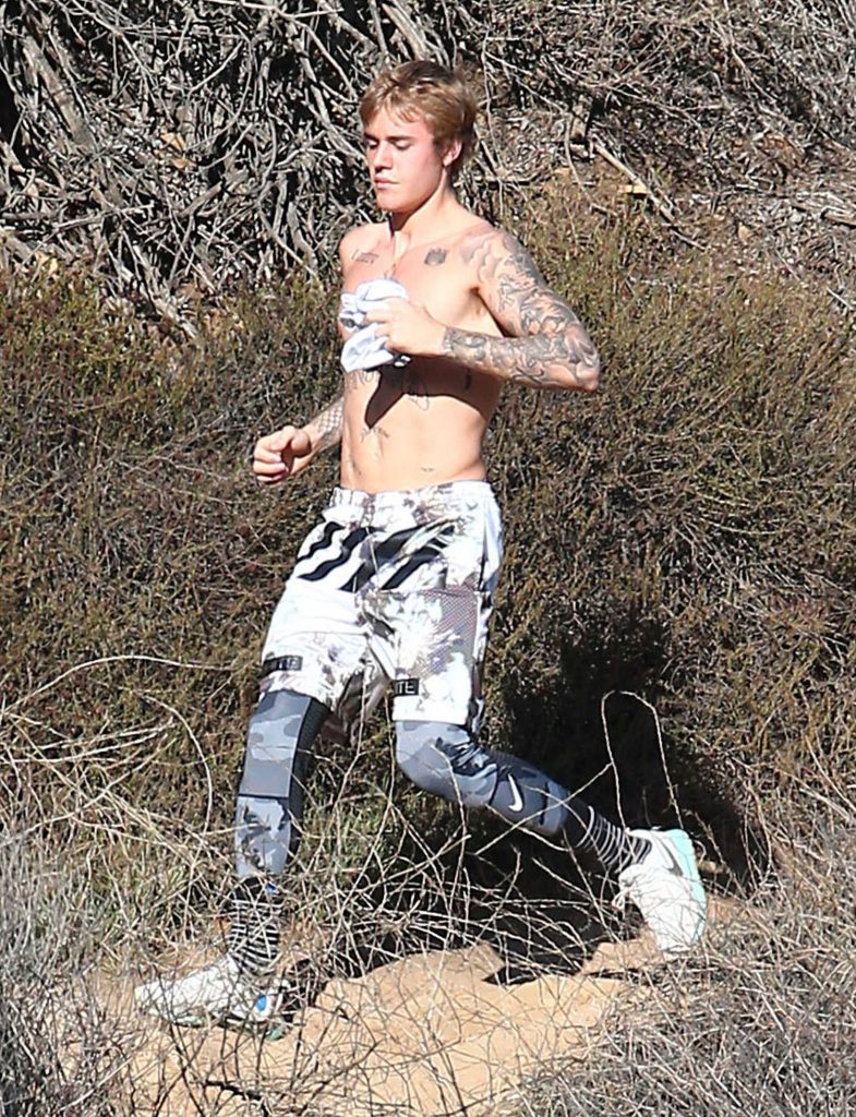 Justin Bieber Goes Jogging Shirtless in Hollywood-4