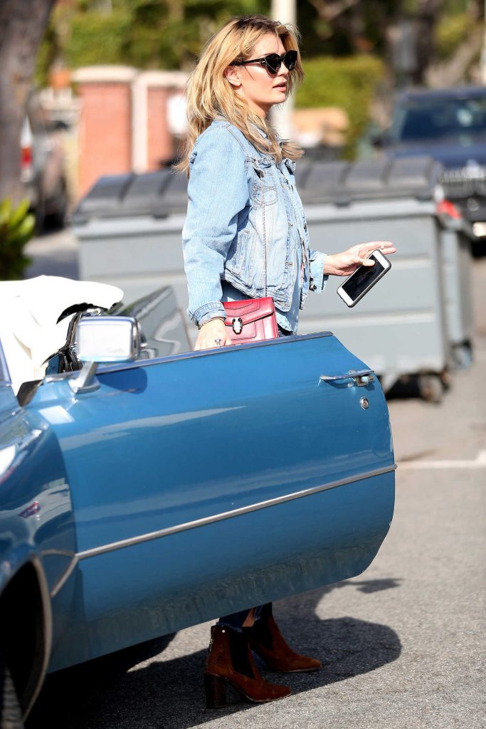 Mischa Barton Stops at Le Pain Quotidien in West Hollywood-1