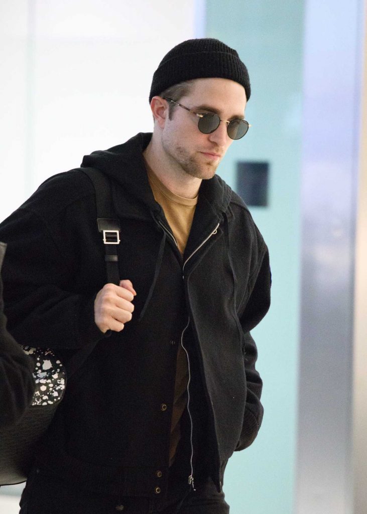 Robert Pattinson Arrives at Heathrow Airport in London-3