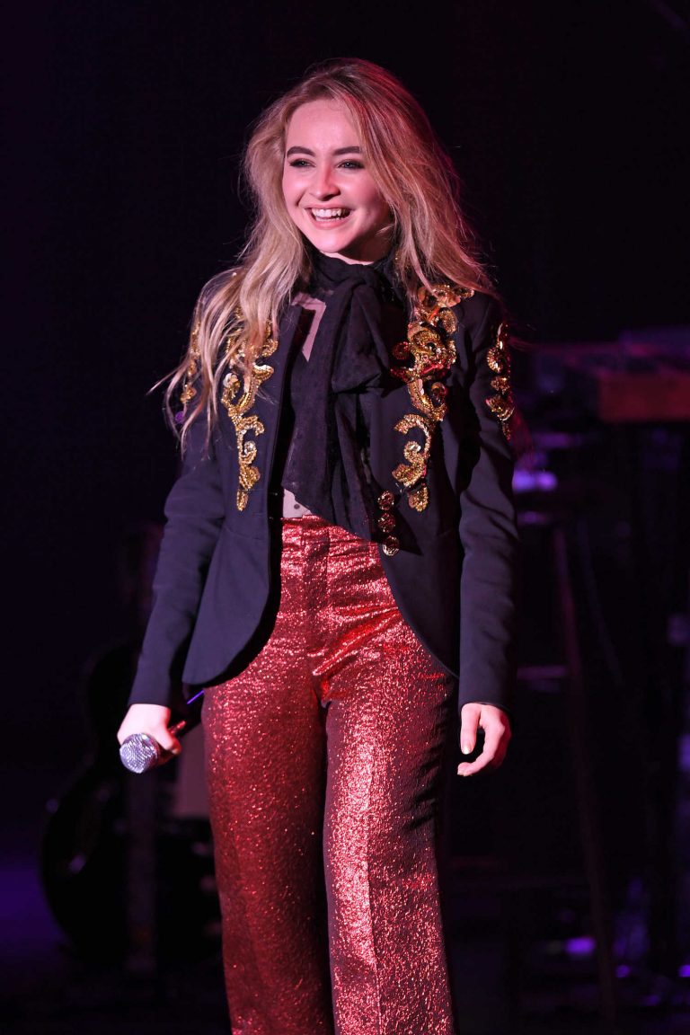 Sabrina Carpenter Performs at the Parker Playhouse in Fort Lauderdale ...