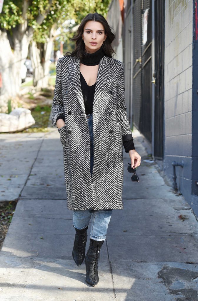 Emily Ratajkowski Was Seen in a Gray Coat Out in Los Angeles-1