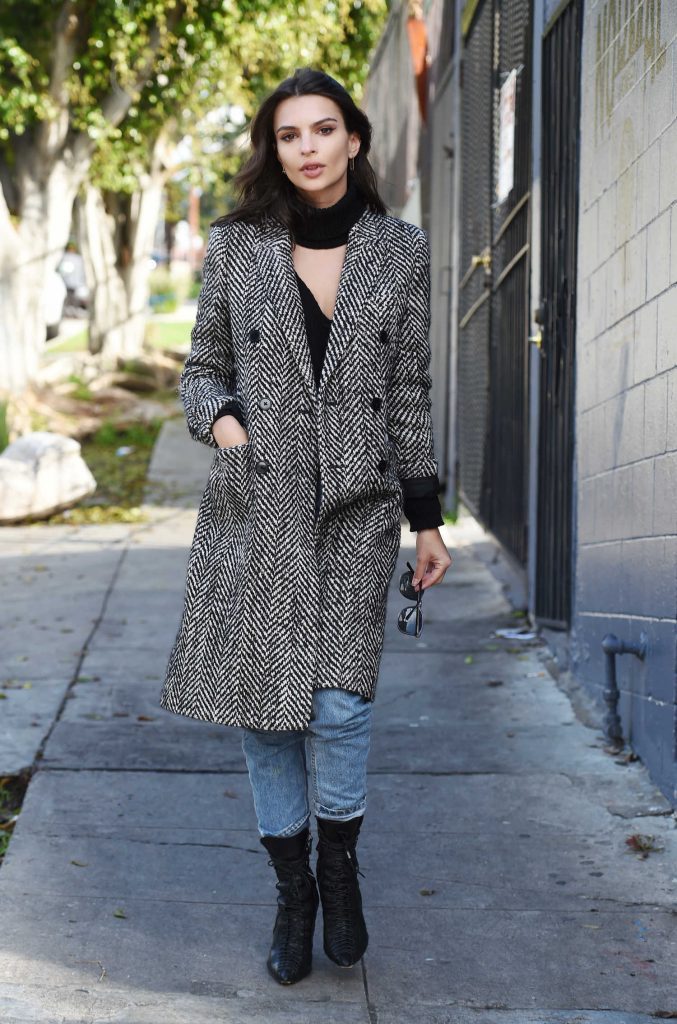 Emily Ratajkowski Was Seen in a Gray Coat Out in Los Angeles-2