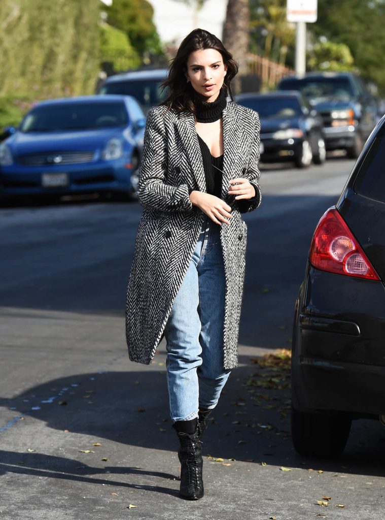 Emily Ratajkowski Was Seen in a Gray Coat Out in Los Angeles-3