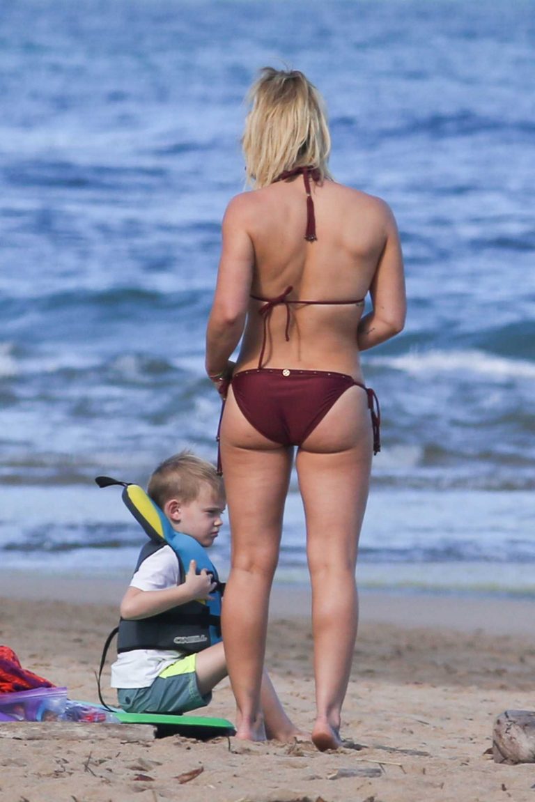 Hilary Duff Wearing A Bikini At The Beach In Hawaii Celeb Donut 