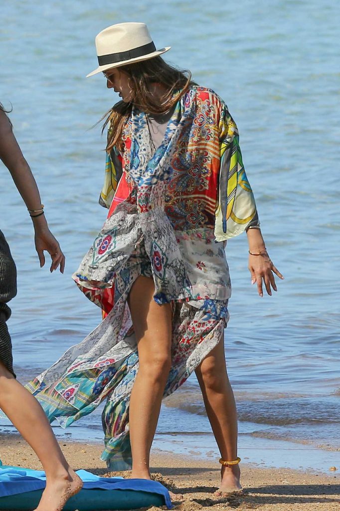 Jessica Alba at the Beach in Kauaʻi, Hawaii-2