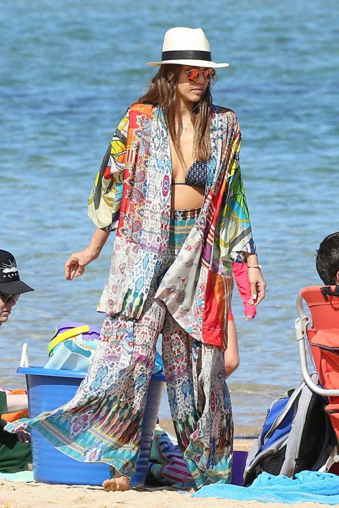Jessica Alba at the Beach in Kauaʻi, Hawaii-3
