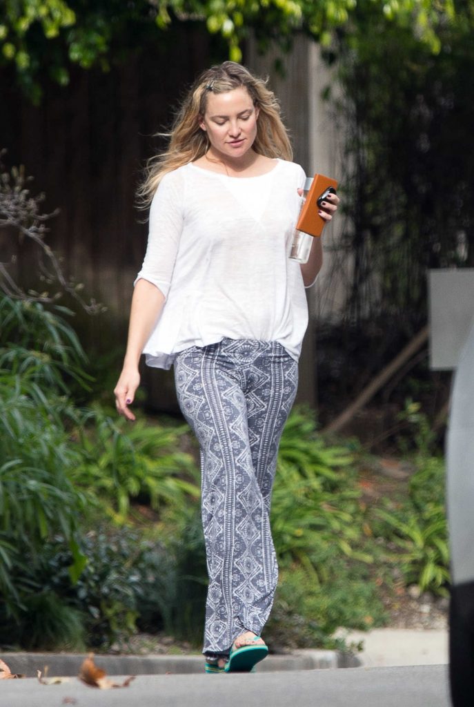 Kate Hudson Leaves Bradley Cooper's Home in Los Angeles-2