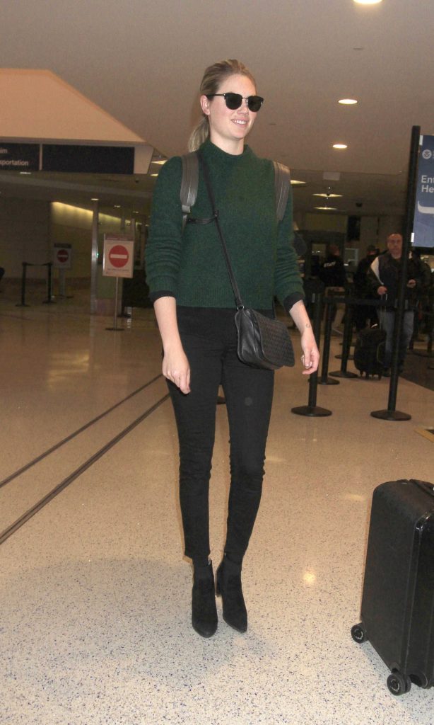 Kate Upton Arrives at LAX Airport in Los Angeles-2