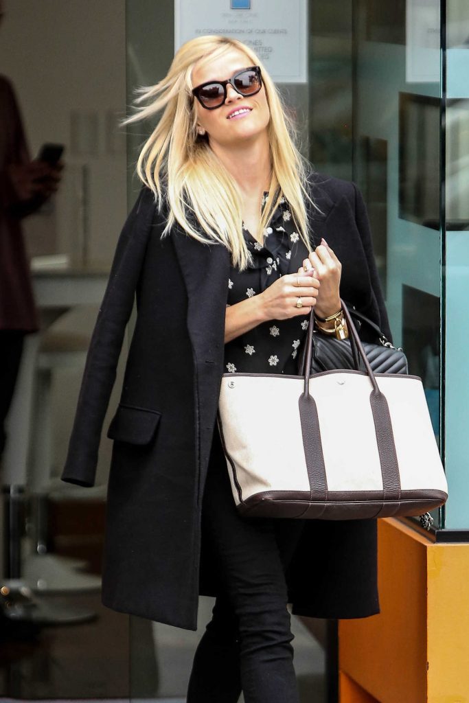 Reese Witherspoon Goes Shopping in Beverly Hills-3