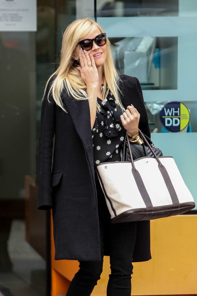 Reese Witherspoon Goes Shopping in Beverly Hills-4