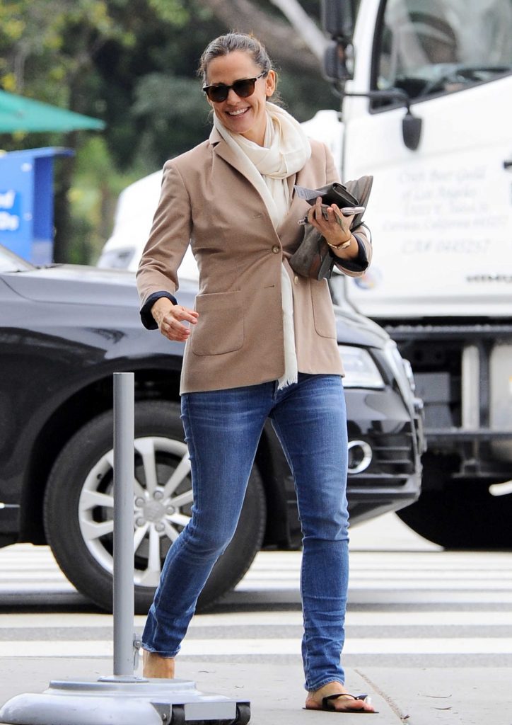 Jennifer Garner Leaves the Nail Salon in Los Angeles-1