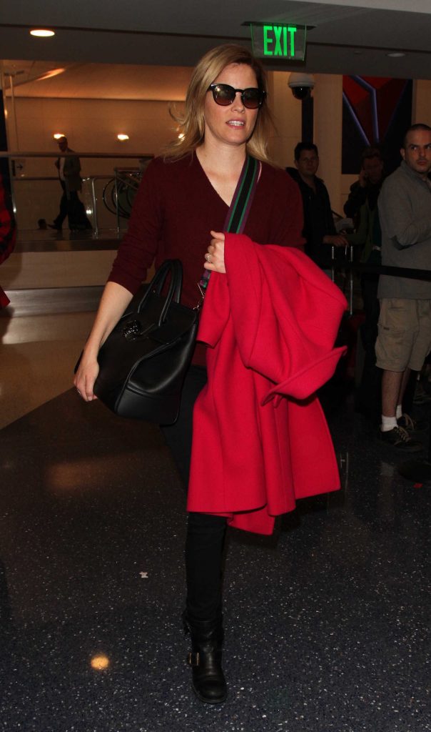 Elizabeth Banks Was Seen at LAX Airport in Los Angeles-1