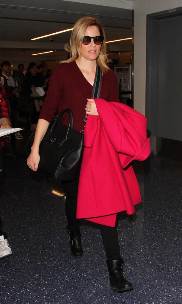 Elizabeth Banks Was Seen at LAX Airport in Los Angeles-2