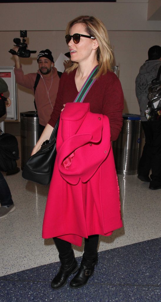 Elizabeth Banks Was Seen at LAX Airport in Los Angeles-3