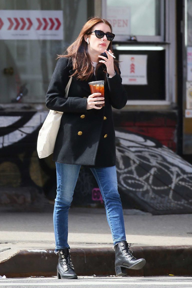 Emma Roberts Has a Smoke While Out in New York – Celeb Donut