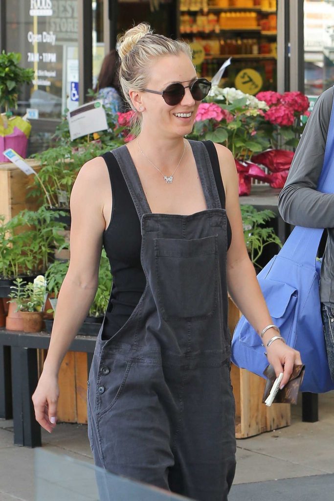 Kaley Cuoco Goes Shopping at Whole Foods in Los Angeles-1